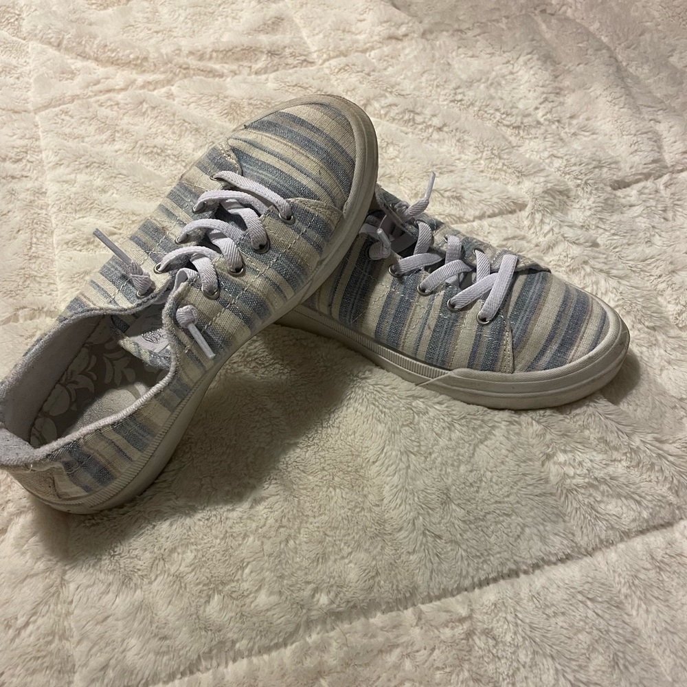 Slip on no tie Roxy sneaker
